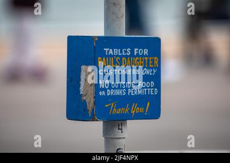 Tables pour la cliente fille de Paul uniquement. Panneau sur le parasol à l'extérieur d'un restaurant de restauration rapide dans la zone d'amusement de Coney Island. NYC, ETATS-UNIS. Banque D'Images