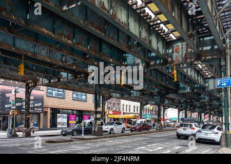 Brighton Beach Avenue sous la ligne de métro surélevée dans le quartier de Brooklyn, New York City, États-Unis d'Amérique Banque D'Images