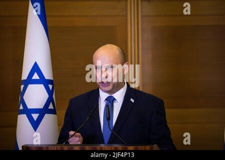 Jérusalem, Israël. 29th juin 2022. Le Premier ministre israélien et le chef du Nouveau parti de droite Naftali Bennett s'exprime lors d'une conférence de presse pour annoncer sa retraite de la politique. L'homme de 50 ans ne se présentera pas aux prochaines élections après l'échec de son gouvernement à huit partis. Crédit : Ilia Yefimovich/dpa/Alay Live News Banque D'Images