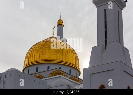 Dôme d'or de la mosquée Nur Astana (Nur Astana Meshiti) à Nur Sultan, Kazakhstan. Banque D'Images