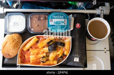 Repas en vol - plateau de cuisine classe économique Turkish Airlines Banque D'Images