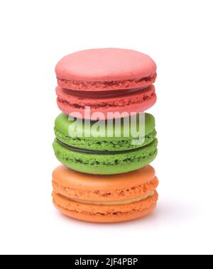 Vue de face de trois macarons colorés isolés sur blanc Banque D'Images