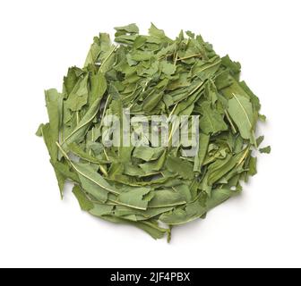 Vue de dessus des feuilles d'herbes séchées isolées sur blanc Banque D'Images