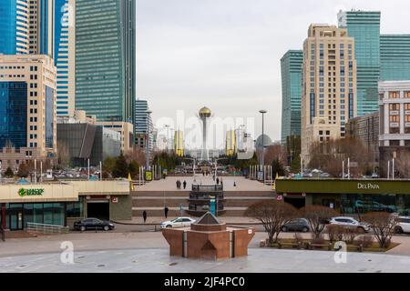 Nur Sultan (Astana), Kazakhstan, 11.11.21. Vue sur le boulevard Nurzol, centre-ville de Nur Sultan, avec des gratte-ciel en verre, des fontaines, tour Bayterek. Banque D'Images