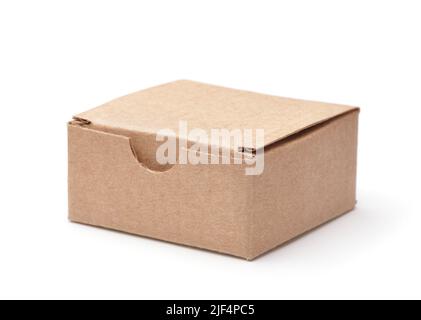 Petite boîte en carton ondulé marron vierge isolée sur blanc Banque D'Images