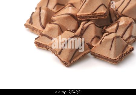 Gros plan de biscuits gaufrés au chocolat en forme de pyramide sur fond blanc Banque D'Images