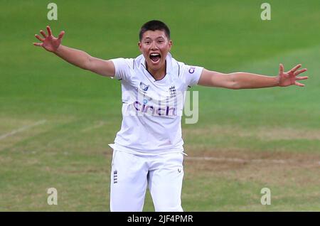 Issy Wong, en Angleterre, célèbre après avoir pris le cricket de Lara Goodall, en Afrique du Sud, lors du troisième jour du match de test des femmes au Cooper Associates County Ground, à Taunton. Date de la photo: Mercredi 29 juin 2022. Banque D'Images