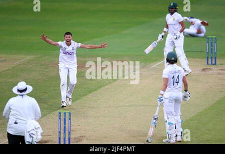 Issy Wong, en Angleterre, célèbre après avoir pris le cricket de Lara Goodall, en Afrique du Sud, lors du troisième jour du match de test des femmes au Cooper Associates County Ground, à Taunton. Date de la photo: Mercredi 29 juin 2022. Banque D'Images