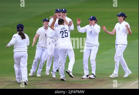 Issy Wong, en Angleterre, célèbre après avoir pris le cricket de Lara Goodall, en Afrique du Sud, lors du troisième jour du match de test des femmes au Cooper Associates County Ground, à Taunton. Date de la photo: Mercredi 29 juin 2022. Banque D'Images