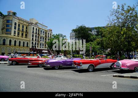 Hvana, Cuba, vers avril 2022 : voitures classiques à Havanas Central Square Banque D'Images