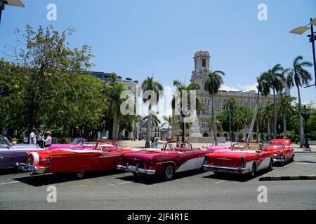 Hvana, Cuba, vers avril 2022 : voitures classiques à Havanas Central Square Banque D'Images