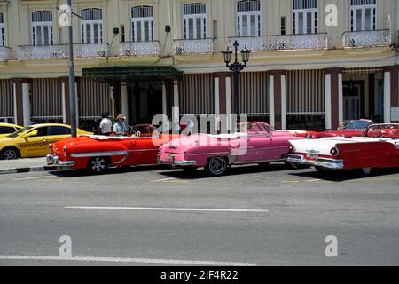 Hvana, Cuba, vers avril 2022 : voitures classiques à Havanas Central Square Banque D'Images