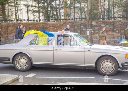 Un automobiliste affichant des drapeaux ukrainiens sur la voiture passe devant l'ambassade de Russie à Londres. Banque D'Images