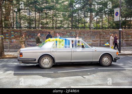 Un automobiliste affichant des drapeaux ukrainiens sur la voiture passe devant l'ambassade de Russie à Londres. Banque D'Images