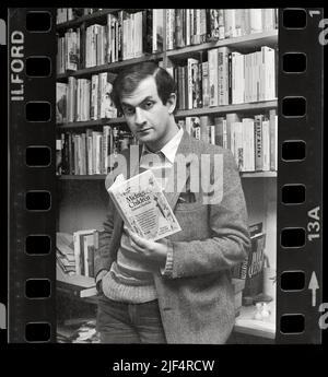 Auteur Salman Rushdie tenant son livre Midnight’s Children in England, mars 1982. Image de 35mm négatif. Banque D'Images