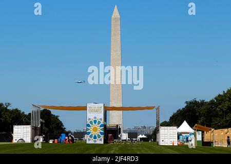 29 juin 2022, Washington, District de Columbia, U. S.: Après le report du festival de 2020, et du festival virtuel de 2021, les préparatifs peuvent être vus en cours pour le Smithsonian Folklife Festival de retourner au centre commercial national. Le Washington Monument peut être vu en arrière-plan. (Credit image: © Evan Golub/ZUMA Press Wire) Banque D'Images