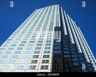 Puissant gratte-ciel de bâtiment de bureau atteignant dans le ciel bleu profond à Miami, Floride, États-Unis, image de concept de quartier financier Banque D'Images