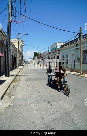 La Havane, Cuba, vers mai 2022: Vieux taxi à vélo dans les rues de la havane Vieja Banque D'Images