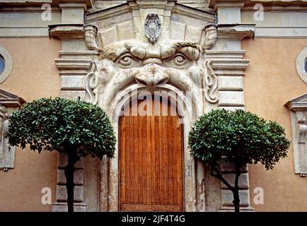 Entrée en forme de bouche d'une villa à Rome, Italie Banque D'Images