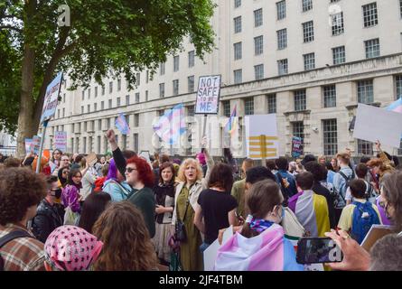 Londres, Angleterre, Royaume-Uni. 29th juin 2022. Des manifestants se sont rassemblés devant Downing Street pour soutenir les droits des personnes trans et ont appelé à l'interdiction de la thérapie de conversion pour inclure les personnes trans. (Image de crédit : © Vuk Valcic/ZUMA Press Wire) Banque D'Images