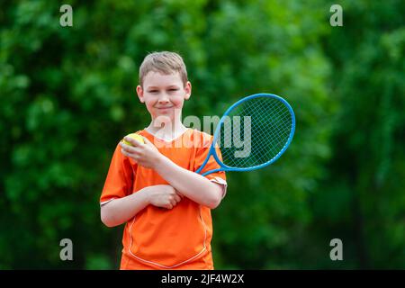 Enfant avec une raquette de tennis sur le court de tennis. Formation pour les jeunes enfants, enfants en bonne santé. Affiche horizontale sur le thème du sport, cartes de vœux, en-têtes, site Web et Banque D'Images