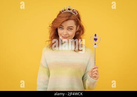 femme redhead dans la couronne. reine avec baguette magique. princesse égoïste dans la tiara. femme tient le bâton magique. Banque D'Images