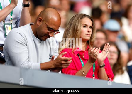 Kimberly Murray (à droite), épouse d'Andy Murray en Grande-Bretagne, pendant le troisième jour des Championnats de Wimbledon 2022 au All England Lawn tennis and Croquet Club, Wimbledon. Date de la photo: Mercredi 29 juin 2022. Banque D'Images