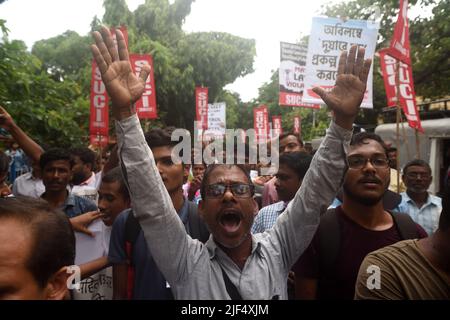 Kolkata, Bengale occidental, Inde. 29th juin 2022. 29 juin 2022, Kolkata, Inde: Les militants du Centre d'unité sociale de l'Inde (SUCI) prennent part au rassemblement des violations de la loi de masse contre les nouveaux régimes radicaux du Gouvernement central. Ils ont également protesté contre l'incapacité du Gouvernement de l'État à recruter les postes vacants dans les secteurs gouvernementaux comme la santé et l'éducation. Cette manifestation a entraîné un violent affrontement entre le personnel de police et les manifestants, à 29 juin 2022, à Kolkata, en Inde. (Photo de Sukhomoy Sen/ Eyepix Group (image de crédit : © Sukhomoy sen/eyepix via ZUMA Press Wire) Banque D'Images