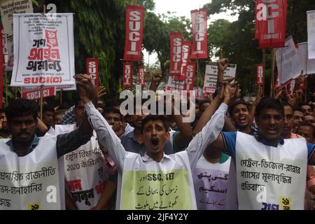 Kolkata, Bengale occidental, Inde. 29th juin 2022. 29 juin 2022, Kolkata, Inde: Les militants du Centre d'unité sociale de l'Inde (SUCI) prennent part au rassemblement des violations de la loi de masse contre les nouveaux régimes radicaux du Gouvernement central. Ils ont également protesté contre l'incapacité du Gouvernement de l'État à recruter les postes vacants dans les secteurs gouvernementaux comme la santé et l'éducation. Cette manifestation a entraîné un violent affrontement entre le personnel de police et les manifestants, à 29 juin 2022, à Kolkata, en Inde. (Photo de Sukhomoy Sen/ Eyepix Group (image de crédit : © Sukhomoy sen/eyepix via ZUMA Press Wire) Banque D'Images