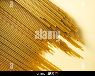 Spaghetti de deux types sur la table. Pâtes de sarrasin. Cuisine italienne. Pâtes longues. Cuisine. Blé dur Banque D'Images