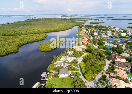 Fort ft. Myers Florida,Connie Mack Island clôturé communauté privée maisons aménagement empiétement,marécages Punta Rassa Cove Golfe du Mexique,aeria Banque D'Images