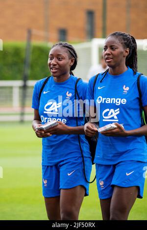 Kadidiatou Diani de France et Aissatou Tounkara de France pendant la formation de l'équipe française féminine sur 29 juin 2022 à Clairefontaine, France - photo Melanie Laurent / A2M Sport Consulting / DPPI Banque D'Images