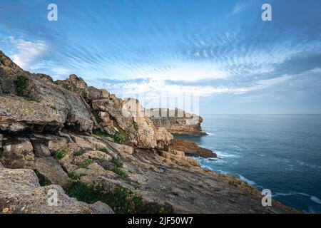 Côte rocheuse de Cabo Mayor, Santander en Espagne Banque D'Images