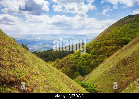 Prairies et forêts sur les pentes de la chaîne de Borgustan, Nord Caucase Banque D'Images