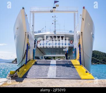 Prow d'un car ferry entre Nidri sur la côte de Lefkada et Meganissi dans les îles Ioniennes de Grèce avec l'arc vers le bas Banque D'Images