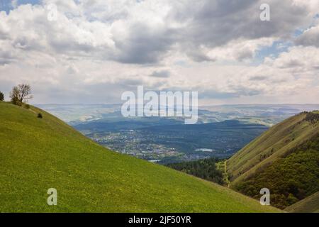 Pentes de la chaîne de Borgustan et de la ville de Kislovodsk dans la vallée entre les montagnes, le Caucase, la Russie Banque D'Images