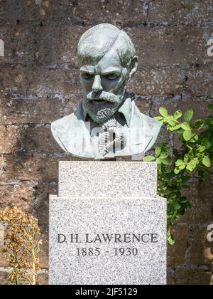 Buste en bronze de l'auteur poète et romancier D H Lawrence dans les jardins de l'abbaye de Newstead à Notinghamshire, Royaume-Uni Banque D'Images