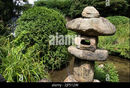 Pagode en pierre dans les jardins japonais de Newstead Abbey dans le tinghamshire, maison ancestrale de Lord Byron, Royaume-Uni Banque D'Images