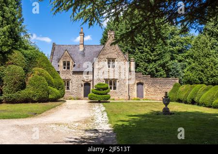 Garden Cottage et topiary yews à Newstead Abbey à Notinghamshire, Royaume-Uni Banque D'Images