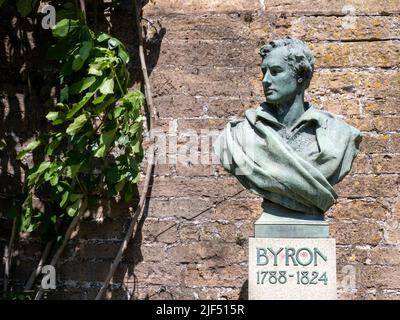 Buste en bronze de George Gordon Lord Byron flamboyant et célèbre poète romantique anglais à Newstead Abbey dans le Notinghamshire Royaume-Uni dont Byron a hérité Banque D'Images