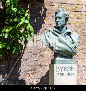 Buste en bronze de George Gordon Lord Byron flamboyant et célèbre poète romantique anglais à Newstead Abbey dans le Notinghamshire Royaume-Uni dont Byron a hérité Banque D'Images