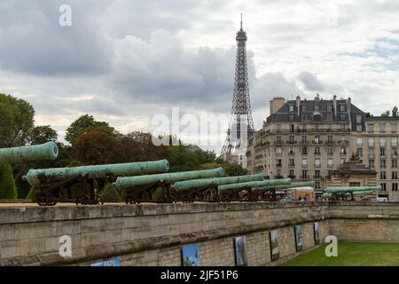 Canons aux Invalides et à la Tour Eiffel en arrière-plan Banque D'Images