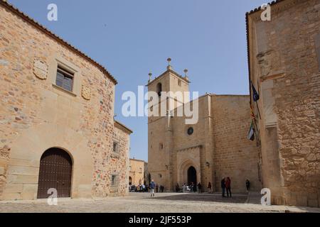 Eglise Iglesia Concatedral de Santa Maria sur la Plaza de Santa Maria dans la vieille ville de Caceres, Estrémadure, Espagne Banque D'Images