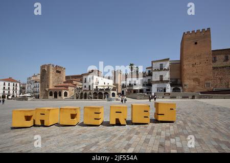 Plaza Mayor avec des noms de ville et trois tours Torre de Bujaco, Torre de los Pulpitos et Torre de Bujacoin dans la vieille ville de Caceres, Extremadu Banque D'Images