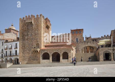 Plaza Mayor avec le Palais de Tolède-Moctezuma, la tour Torre de Bujaco, le bâtiment Ermita de la Paz et l'arcades Arco de la Estrella à l'UNESCO Banque D'Images