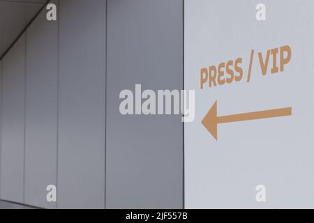 Une inscription sur le mur de la presse et un VIP avec une flèche directionnelle Banque D'Images