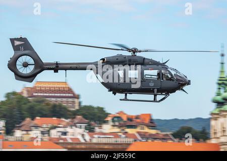 Budapest, Hongrie - 20 août 2021 : hélicoptère de transport militaire H145M Airbus Helicopters hongrois à la base aérienne. Opération de vol par force aérienne. Aviatio Banque D'Images