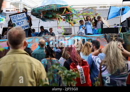Environ 500 personnes ont commencé avec un camion et de la musique à la Marche bleue pour le climat lors de la Conférence des Nations Unies sur l'océan qui s'est tenue à Lisbonne, au Portugal. Banque D'Images
