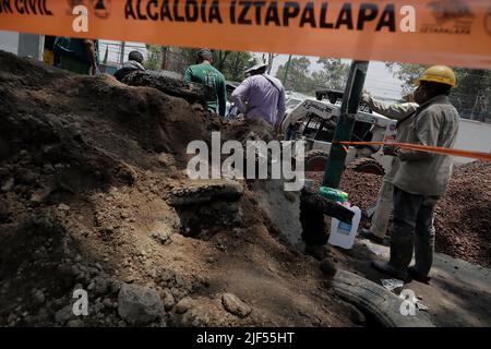 Mexico, Mexico, Mexique. 29th juin 2022. 29 juin 2022, Mexico, Mexique: Les employés de la municipalité d'Iztapalapa pendant la réparation des conduites d'eau qui ont ouvert un gouffre il y a quelques jours sur l'Avenida San Lorenzo et la Calle Estrella, Affectant plus de 30 quartiers après la coupure de l'approvisionnement en eau et la fermeture de certaines routes environnantes. Sur 29 juin 2022 à Mexico, Mexique. (Image de crédit : © Gerardo Vieyra/eyepix via ZUMA Press Wire) Banque D'Images