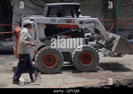 Mexico, Mexico, Mexique. 29th juin 2022. 29 juin 2022, Mexico, Mexique: Les employés de la municipalité d'Iztapalapa pendant la réparation des conduites d'eau qui ont ouvert un gouffre il y a quelques jours sur l'Avenida San Lorenzo et la Calle Estrella, Affectant plus de 30 quartiers après la coupure de l'approvisionnement en eau et la fermeture de certaines routes environnantes. Sur 29 juin 2022 à Mexico, Mexique. (Image de crédit : © Gerardo Vieyra/eyepix via ZUMA Press Wire) Banque D'Images